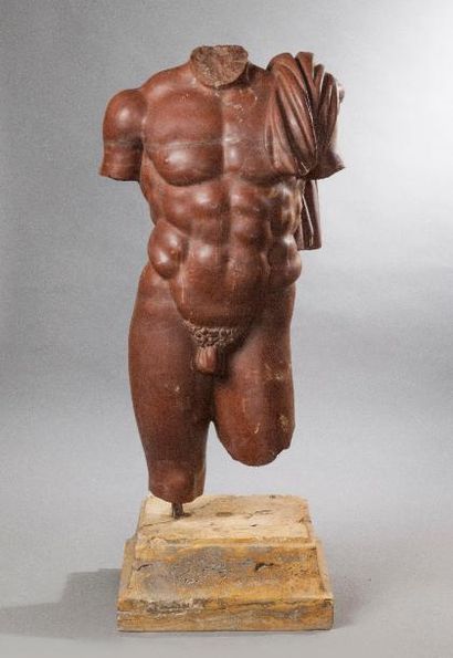 null * D’APRES L’ANTIQUE 

Sculpture en marbre rouge tarquin représentant un nu masculin....