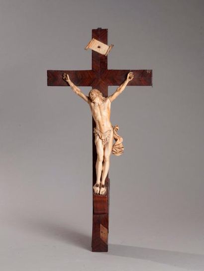 null CRUCIFIX en ivoire sur croix en placage de palissandre. 

Fin du XIXe siècle....