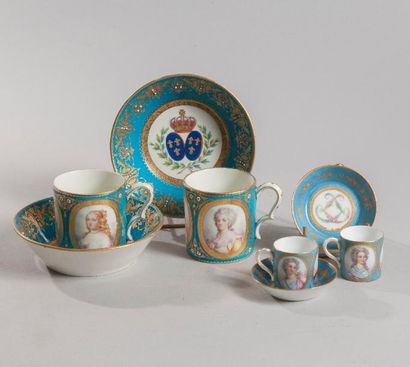 null PAIRE DE PETITES TASSES et leurs sous-tasses en porcelaine bleu céleste rehaussée...