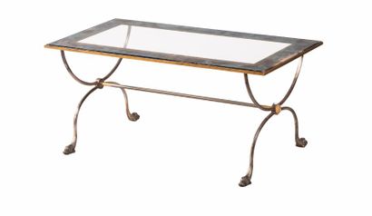 null * ATTRIBUE A LA MAISON BAGUES 

Table basse rectangulaire en bronze argenté...