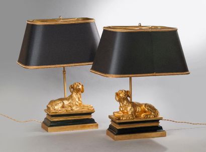 null * PAIRE DE LAMPES en tôle et bronze doré et laqué noir représentant un chien...