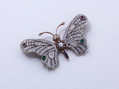 null Délicate broche en or 750 millièmes stylisant un papillon habillé de diamants...