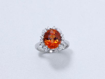 null Bague en or gris 750 millièmes ornée d'un grenat spessartite ovale facetté en...