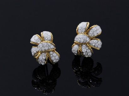 null CARTIER

Paire de clips d'oreilles en or 750 et platine 850 millièmes stylisant...