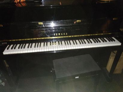 null Piano Yamaha laque noir avec son tabouret