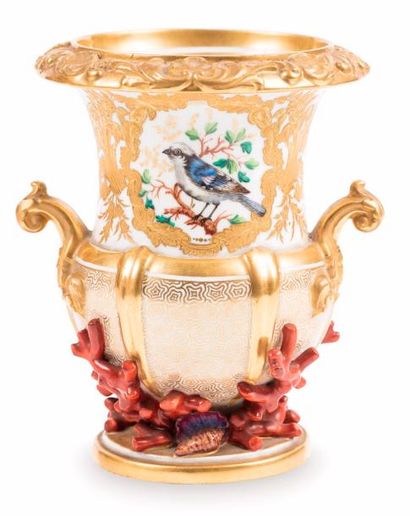 null Vase Médicis en porcelaine dorée, à deux médaillons polychromes (oiseau et fleurs),...