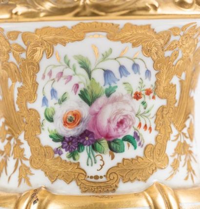 null Vase Médicis en porcelaine dorée, à deux médaillons polychromes (oiseau et fleurs),...