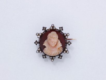 null BROCHE EN OR 750 et argent 850 millièmes, ornée d’un camée agate 2 couches figurant...