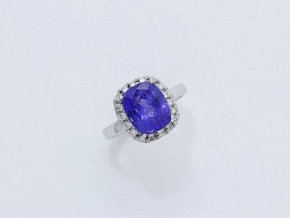 null BAGUE en or gris 585 millièmes, ornée d’une tanzanite taille coussin rectangle...