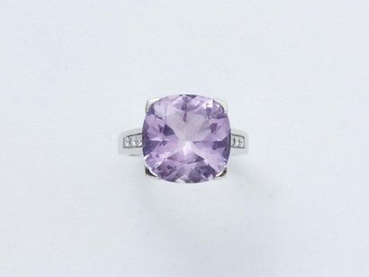 null MAUBOUSSIN
Bague en or 750 millièmes rhodié, ornée d'une améthyste taille coussin...