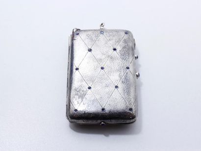 null BOITE, le couvercle en argent gravé de croisillons reliés par des cabochons...