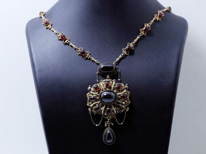 null Collier en vermeil 800 millièmes retenant un beau et important pendentif décoré...