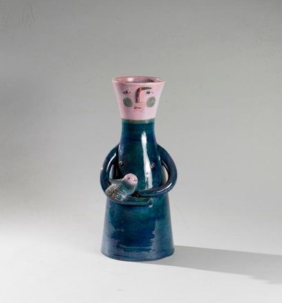 null CLOUTIER

Vase en céramique figurant une femme tenant dans ses bras un oiseau.

Signé...