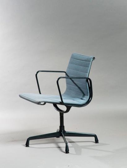 null Charles & Ray EAMES, édition Vitra 

Aluminium chair, EA 108 

Fauteuil pivotant...