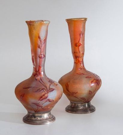 null DAUM, vers 1900. 

Paire de vases soliflores en verre givré, le corps et le...