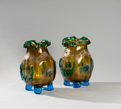 null Auguste JEAN (1830-1890)

Paire de vases de section carrée en verre fumé vert...