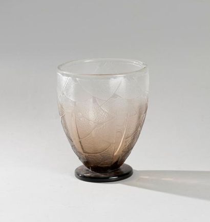 null SCHNEIDER

Vase à panse ovoïde sur piédouche en verre fumé à décor géométrique...