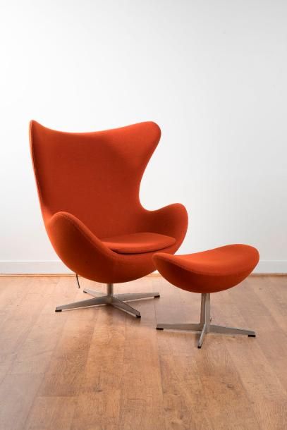 null Arne JACOBSEN (1902-1971)

Egg chair avec son repose pied, modèle crée en 1957....