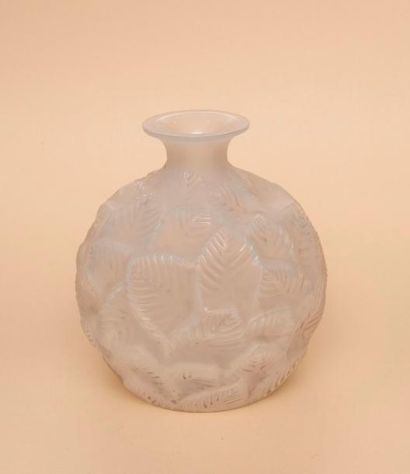 null René LALIQUE (1860 - 1945)

Vase "Ormeaux" dit aussi vase "Feuillage", modèle...