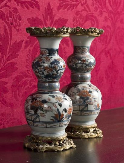 null PAIRE DE VASES de forme balustre en porcelaine à décor Imari émaillée à décor...