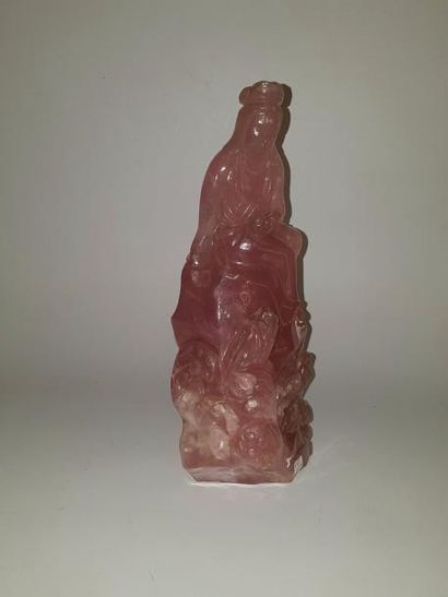 null GROUPE EN QUARTZ ROSE figurant un kwanin sur le dos d’un dragon.

Chine, XXe...