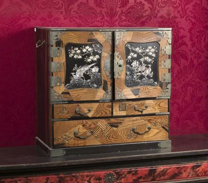 null CABINET en laque et placage de bois.

Japon, XIXe siècle. 

Haut. : 59 cm -...