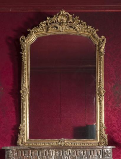 null GRAND MIROIR en bois doré.

Style Louis XV. 

Haut. : 200 cm (environ)