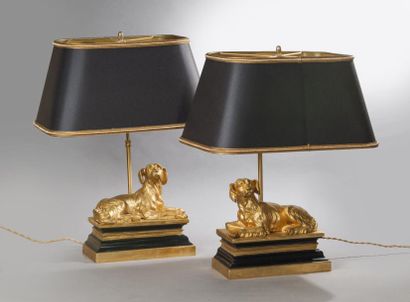 null **PAIRE DE LAMPES en tôle et bronze doré et laqué noir représentant un chien...