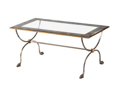 null **ATTRIBUE A LA MAISON BAGUES

Table basse rectangulaire en bronze argenté et...