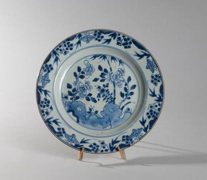 null CHINE, PORCELAINE D'EXPORTATION, XVIIIème - XIXème s. Grande assiette à décor...