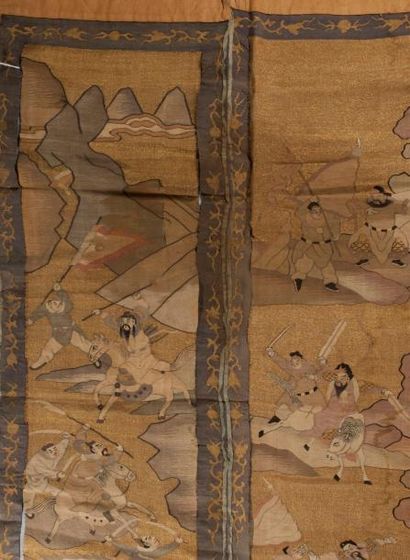 null Chine, XVIIIème siècle. Deux panneaux brodés sur soie kesi rehaussés de fils...