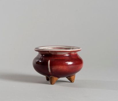 null Chine, fin XIXème s. Brûle-parfum tripode émaillé sang de bœuf. Haut : 8 cm,...