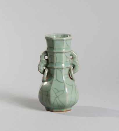 null Chine moderne, marque moulée au revers. Vase céladon à deux anses et anneaux....