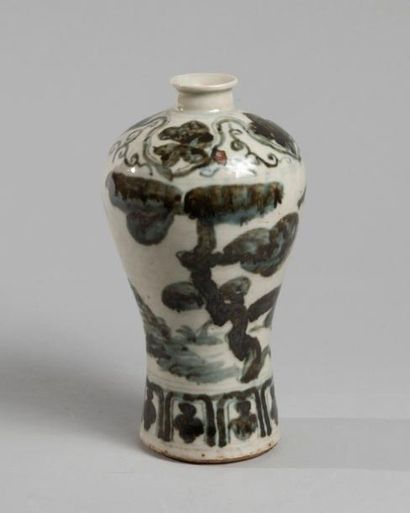 null Chine, époque Ming. Vase Meiping en grès porcelaineux. Décor d'immortels dans...