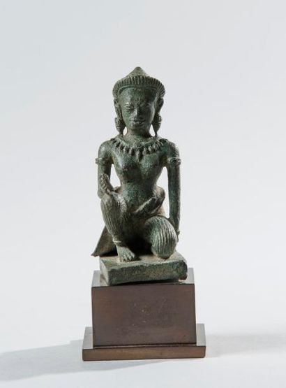 null Cambodge, art khmer du XII-XIIIème siècle. Divinité féminine , un genou au sol....