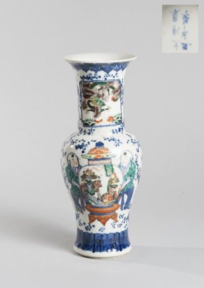 null Chine, XIXème s, marque apocryphe de Kangxi. Vase balustre en porcelaine émaillée....