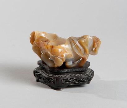 null Chine. Rince-pinceaux en forme de lotus en agate sur son socle en bois. Long...