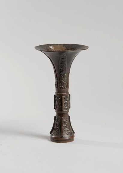 null Chine, XIXème siècle. Vase "Gu"en bronze, de type archaisant. Haut : 21,5 cm....