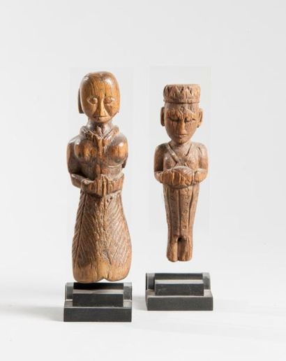 null Inde. Lot de deux statuettes anthropomorphes en bois. Haut : 14 et 16 cm. Rares...