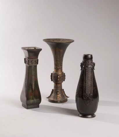 null Chine

Lot de trois vases en bronze dont 1 un vase Gu de style archaïsant

Haut...