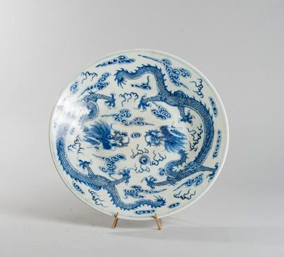 null Chine, dynastie Qing, fin XIX ème siècle. Grand plat en porcelaine blanc bleu...