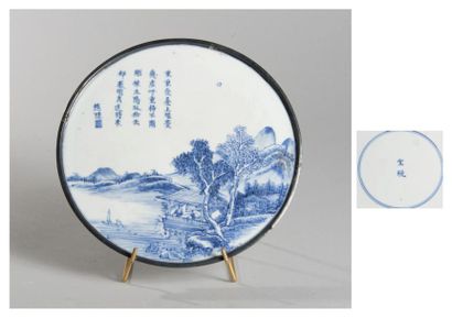 null Chine, dynastie Ming, XVIIème siècle. Assiette blanc bleu avec texte et marque....