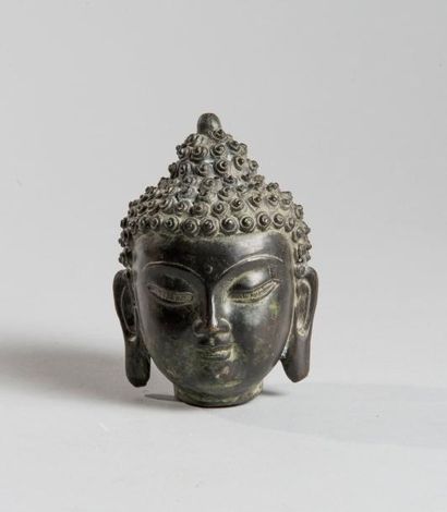 null Chine. Tête de Bouddha en bronze. Haut : 11,5 cm