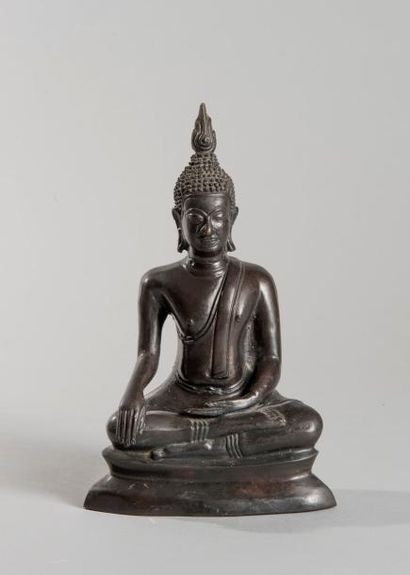 null Thailande. Bouddha assis sur un socle. Bronze. Haut : 21,3 cm