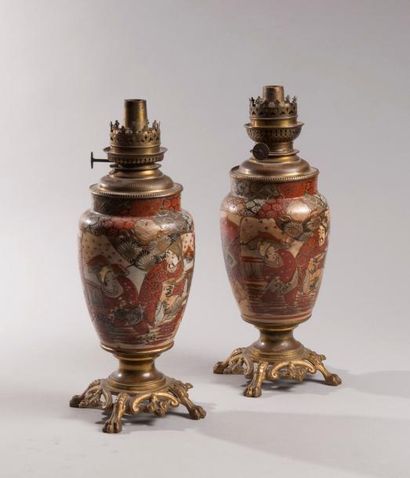 null Japon, début XXème siècle. Paire de vases Satsuma, montés en lampes à pétrole....