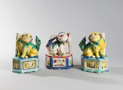 null Chine, XXème siècle. Trois porte-encens représentant des lions de Fô assis sur...