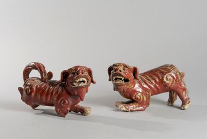 null Chine, paire de lions en grès vernissé rouge. Long : 19,5 cm, haut : 13 cm....