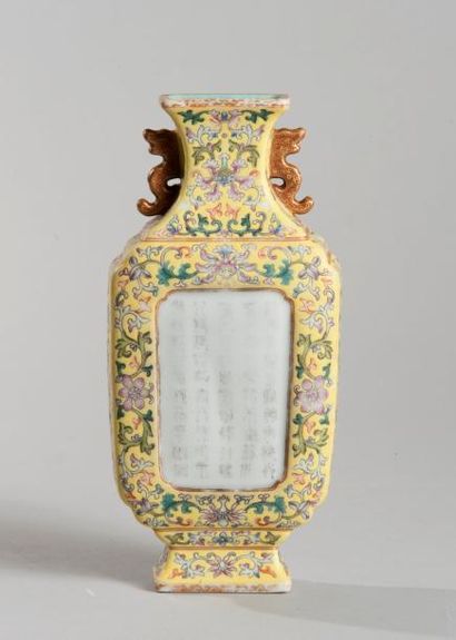 null Chine, fin de la dynastie Qing, fin XIXème s. Vase d'applique en porcelaine...