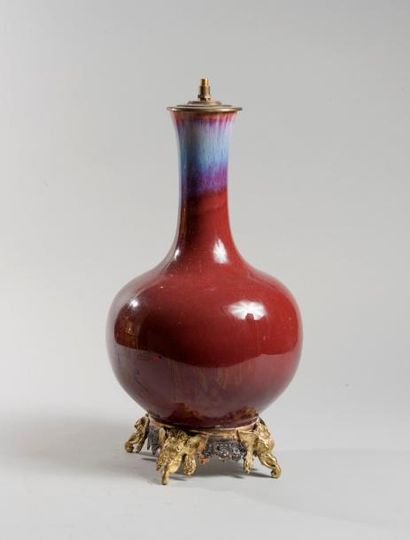 null Chine. Vase Tianqiuping en porcelaine sang de bœuf à col flammé, monté en lampe...