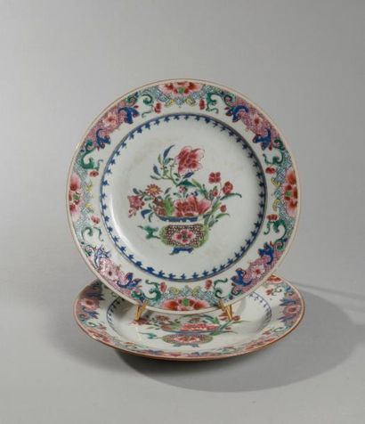 null CHINE, PORCELAINE D'EXPORTATION, XVIIIème - XIXème s. Deux assiettes en porcelaine...
